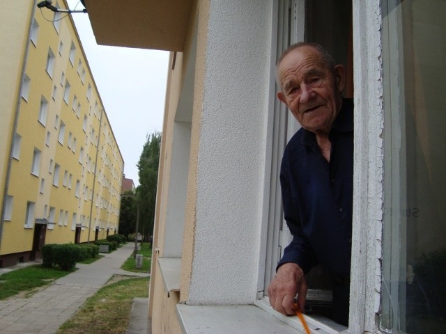 Jan Szmajda mieszka tu od lat 80. Nie pamięta, by lampy świeciły.