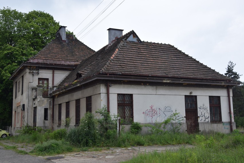 Dworzec w Kłobucku niszczeje, mimo że premier Beata Szydło...