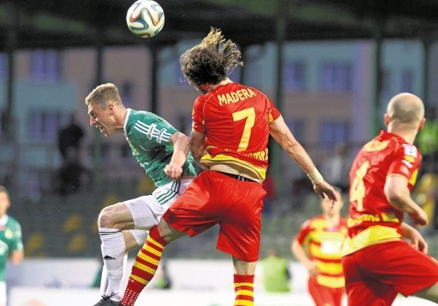 W powietrznym pojedynku zBartoszem Ślusarskim z GKS Bełchatów Sebastian Madera (numer 7). Białostoczanie po remisie 0:0 zapewnili sobie miejsce w pierwszej "czwórce".