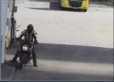 Rozpoznajesz tego motocyklistę? Policja w Bydgoszczy ściga go za kradzież paliwa w Brzozie 