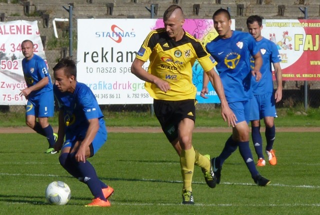 Piłkarze Gwardii Koszalin (niebieskie stroje) doznali trzeciej ligowej porażki z rzędu.