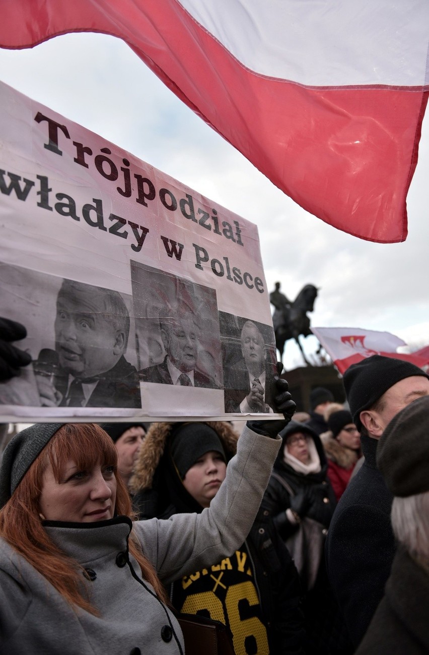 Plac Litewski. Manifestacja Komitetu Obrony Demokracji w Lublinie (ZDJĘCIA, WIDEO)