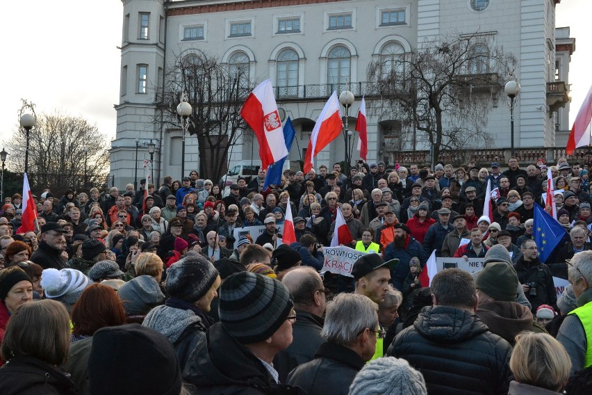 Manifestacja Komitetu Obrony Demokracji w Bielsku-Białej [ZDJĘCIA, WIDEO]