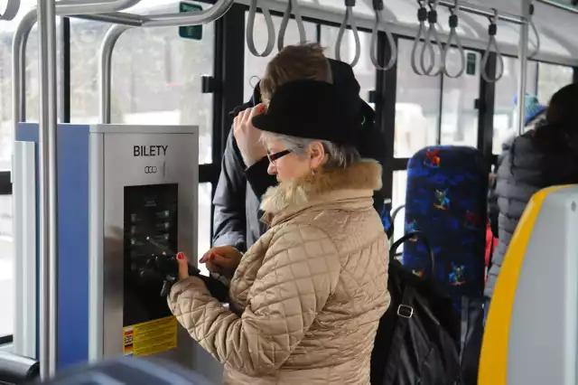 W Krakowie będzie coraz mniej automatów z możliwością płatności gotówką. Ograniczona płatność jednak to dla wielu znaczne utrudnienie.