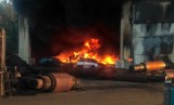 Pożar hali składowiska złomu w Radzionkowie. Obok płonącego budynku magazynowane są paliwa płynne