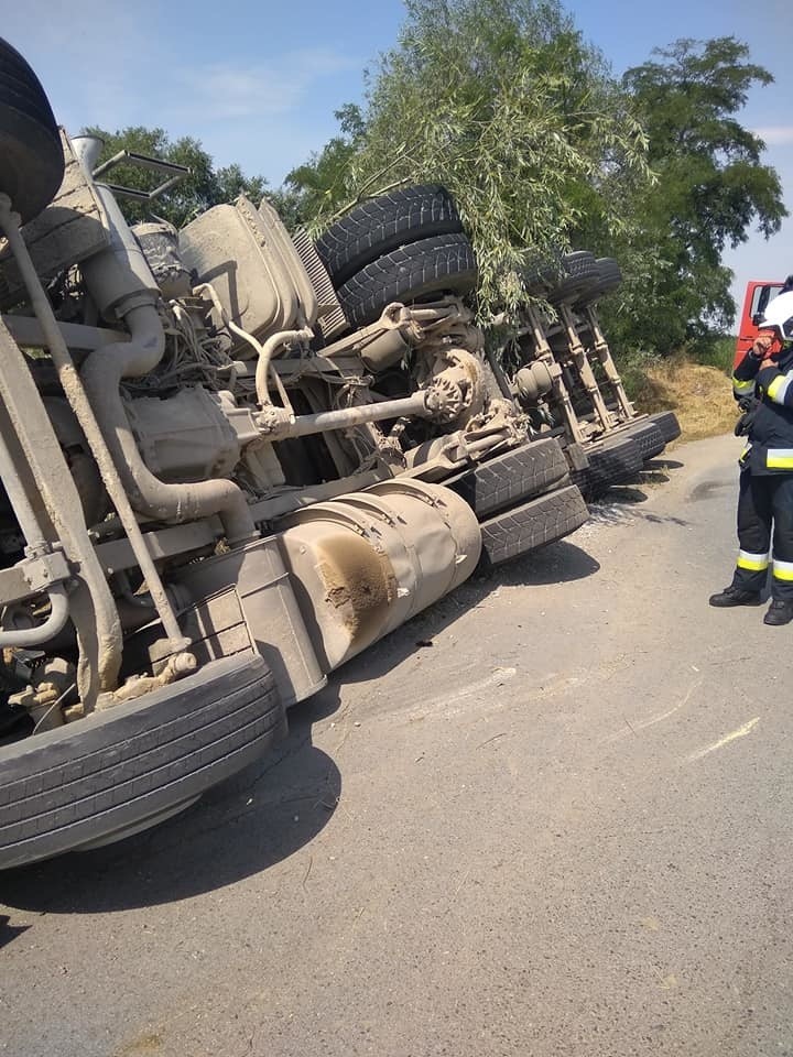 Wypadek na lokalnej drodze Krzyżowice - Małuszów