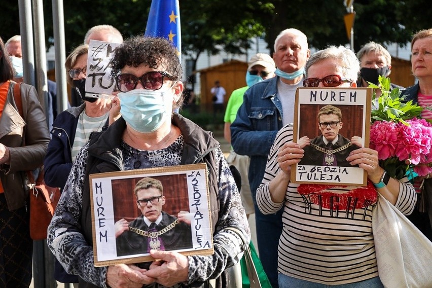 Protesty przed sądami w obronie sędziego Tuleyi 