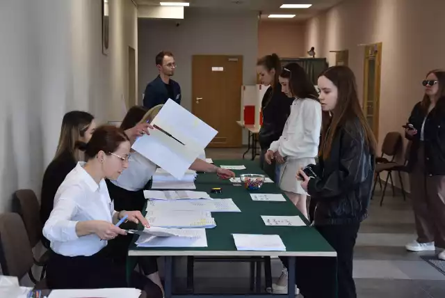 Głosowanie w obwodowej komisji wyborczej w Domu Kultury w Proszowicach
