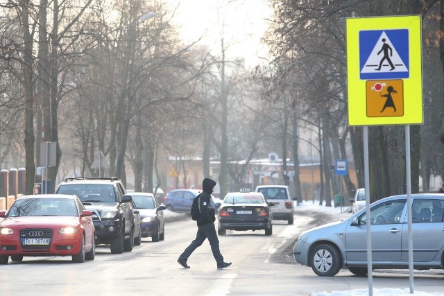 Niedawno na skrzyżowaniu ulic Marszałkowskiej i Wojewódzkiej zamontowano ten fluorescencyjny znak, ale konieczna jest tam instalacja lampy metalohalogenkowej lub LED-owej.