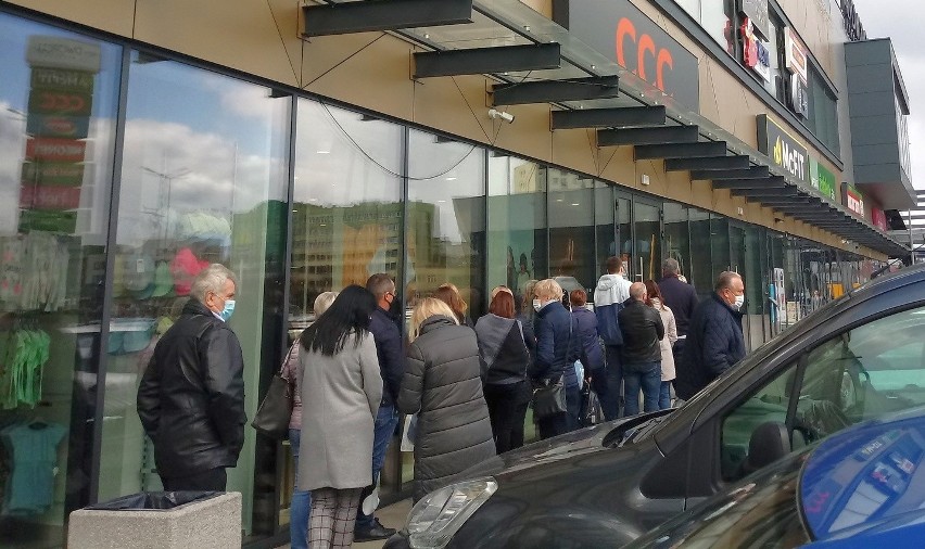 Niedziela handlowa 25 kwietnia. Ludzie ruszyli do sklepów w Białymstoku (zdjęcia)