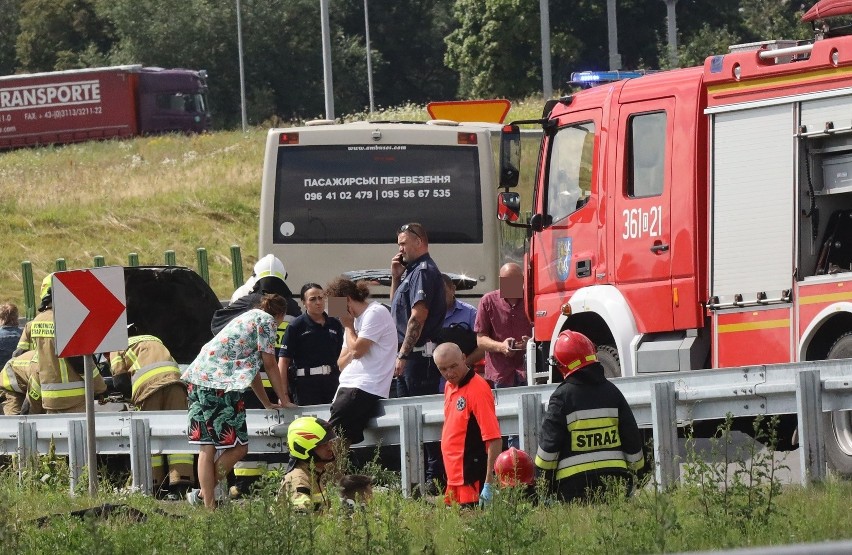 Wypadek na skrzyżowaniu A4 i S3. Ukraiński autobus najechał na forda. Dwie osoby ciężko ranne