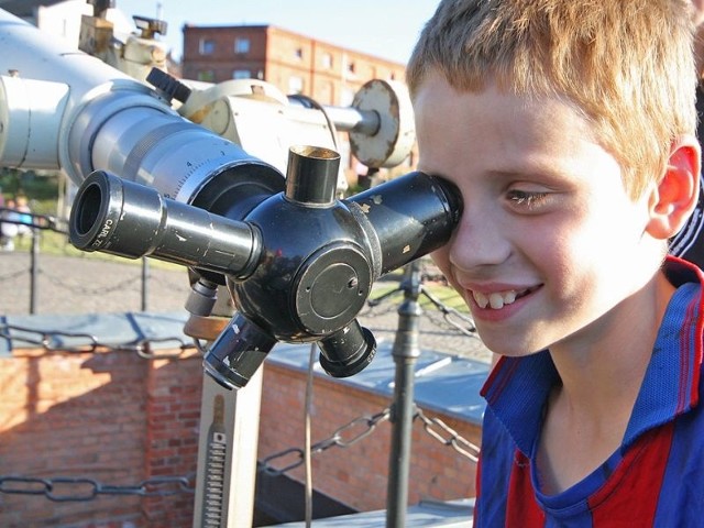 Adrian Olkowski Księżyc przez teleskop obserwował podczas sobotniego "Pikniku Astronomicznego"