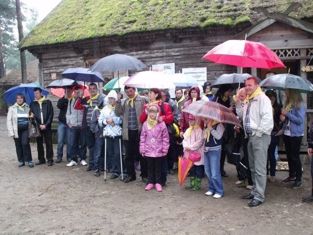 Iwona i Zbigniew Kowalscy (pierwsi z prawej, pod różowym parasolem), chcą zostać kolejną rodziną zastępczą