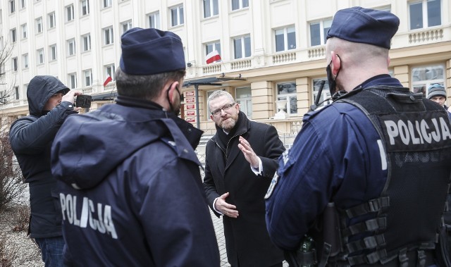 Grzegorz Braun, kandydat na prezydenta Rzeszowa, napisał do Komendanta Miejskiego Policji w Rzeszowie. Według niego, policjanci przeszkadzają mu w prowadzeniu kampanii wyborczej