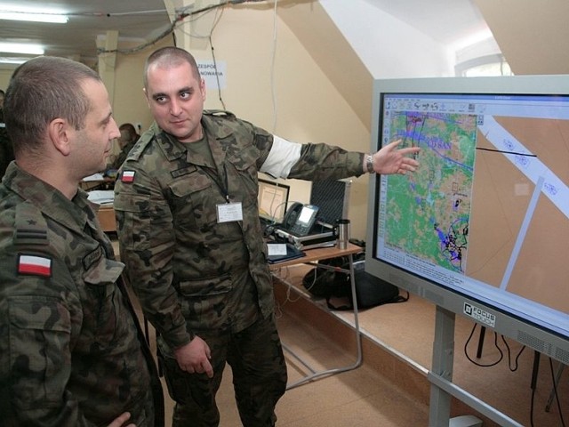 Żołnierze "walczą&#8221; monitorach komputerów. Korzystają z nowoczesnego systemu symulującego pole walki.