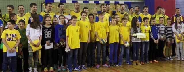 Uczniowie Szkoły Podstawowej z Królewca z piłkarzami ręcznymi Vive Targów Kielce.