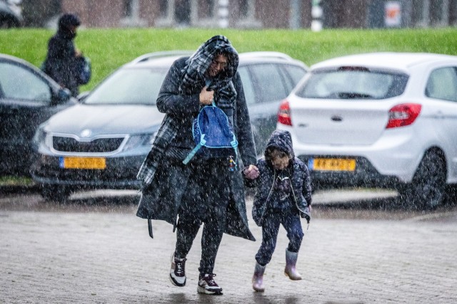 Już w środę belgijski Królewski Instytut Meteorologiczny (RMI) ostrzegał, że porywy wiatru mogą osiągać 110 km/godz. Choć sztorm uderzył z największą siłą we flandryjskie wybrzeże Morza Północnego, to powoduje też liczne utrudnienia w reszcie kraju.