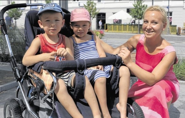 Lepszego miasta do życia niż Białystok nie wyobraża sobie Ewa Charabin (na zdjęciu z córką Klaudią i synkiem Kamilem)