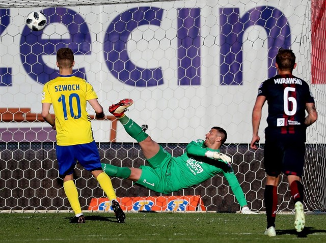 Szczecin 05 05 2018mecz pilki noznej ekstraklasy pogon szczecin granatowo bordowe stroje kontra arka grynia stroje zolto niebieskiena zdjeciu mateusz szwoch strzela karnego dla arki na 1-1 w bramce lukasz zaluska obok rafal murawskifot. andrzej szkocki / polska press