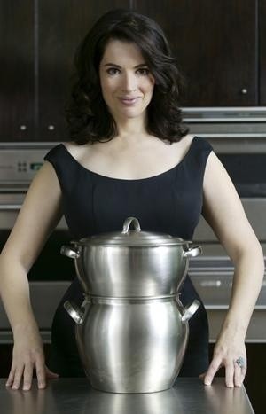 Nigella Lawson. Ludzie lubią oglądać, jak krząta się po kuchni.