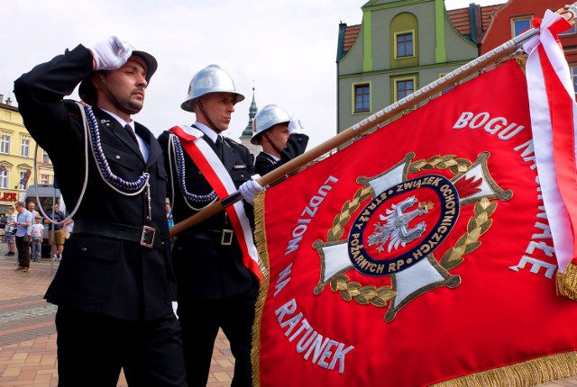 Strażacy z Ochotniczej Straży Pożarnej już z nowym sztandarem. Po poświęceniu i przekazaniu zrobili rundę honorową po płycie Starego Rynku. To był ważny dzień reaktywowanej jednostki.