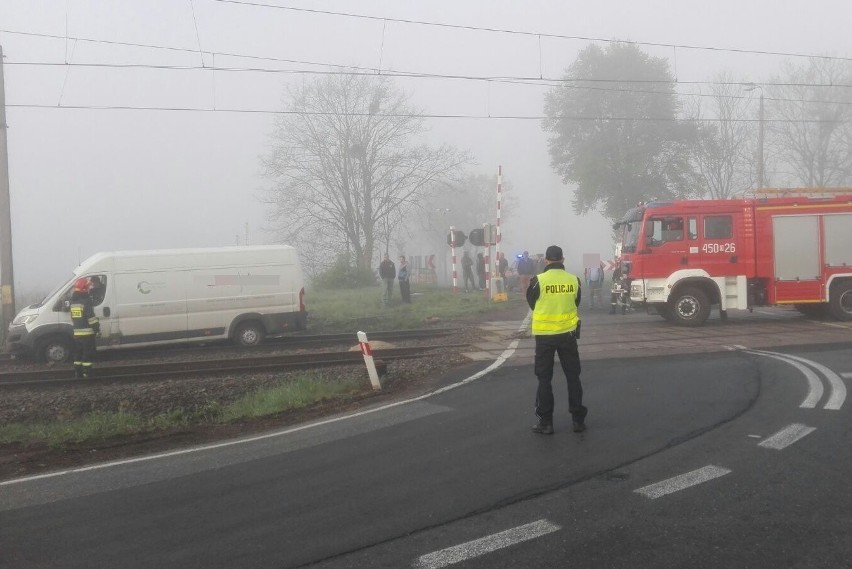 Bus utknął na przejeździe kolejowym w Domaszowicach.