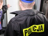 Wtargnął do domu podając się za policjanta. Pobił dotkliwie konkubinę