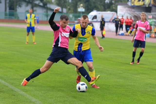 Maciej Stefanowicz (z prawej) zapewnił Elanie Toruń trzy punkty w meczu z KP Starogard Gdański