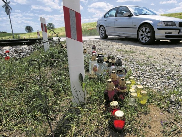 Ojciec dzieci, które zginęły na tym niestrzeżonym przejeździe twierdzi, że wraz z żoną upewniali się czy nie nadjeżdża pociąg