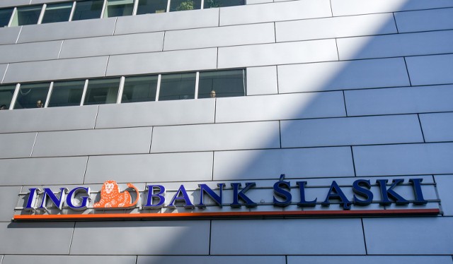 Prezes UOKiK postawił zarzuty czterem bankom: Bank Pocztowy, ING Bank Śląski, Nest Bank i Santander Consumer Bank.
