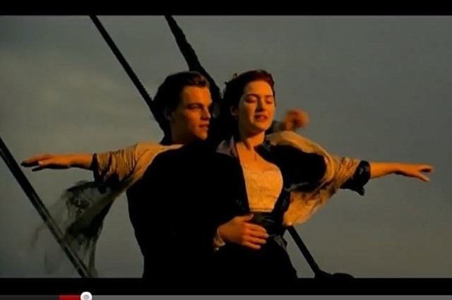 Leonardo DiCaprio i Kate Winslet w najbardziej charakterystycznej scenie w "Titanicu". (fot. youtube)