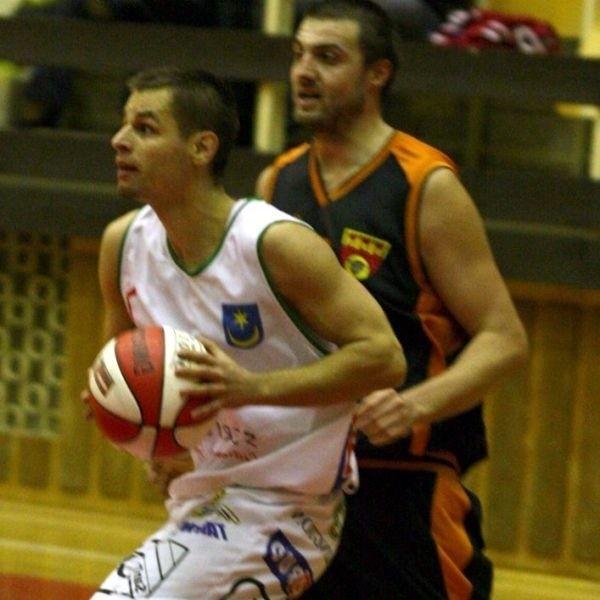 Koszykarze tarnobrzeskiej Siarki (z piłką Michał Baran) rozegrali dziś bardzo dobre spotkanie pokonując rywali ze Znicza Basketu Pruszków.
