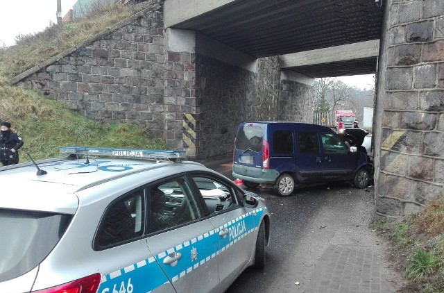 Pod wiaduktem kolejowym w Jabłonowie Pomorskim doszło do zderzenia opla z renault. Obaj kierowcy z obrażeniami trafili do szpitala.Do zdarzenia doszło pod wiaduktem kolejowym w Jabłonowie Pomorskim, na wojewódzkiej drodze nr 543 z Brodnicy do Grudziądza. Polecamy!Znasz przysłowia i powiedzenia? Sprawdź się!;nf Gwara toruńska. Czy znasz znaczenie tych słów?;nfCzy nadajesz się na słuchacza Radia Maryja? [SZYBKI QUIZ] ;nf10 trudnych wyrazów. Sprawdź, czy dobrze znasz polską ortografię! ;nfSpod Ekranu: Na Karuzeli Życia