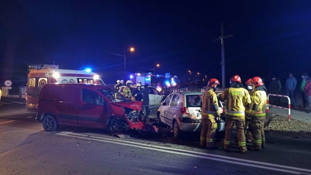 W niedzielę na skrzyżowaniu ulic w Piotrowie koło Kalisza doszło do zderzenia trzech samochodów. W wypadku zostały ranne dwie osoby. Zobacz więcej zdjęć ---->