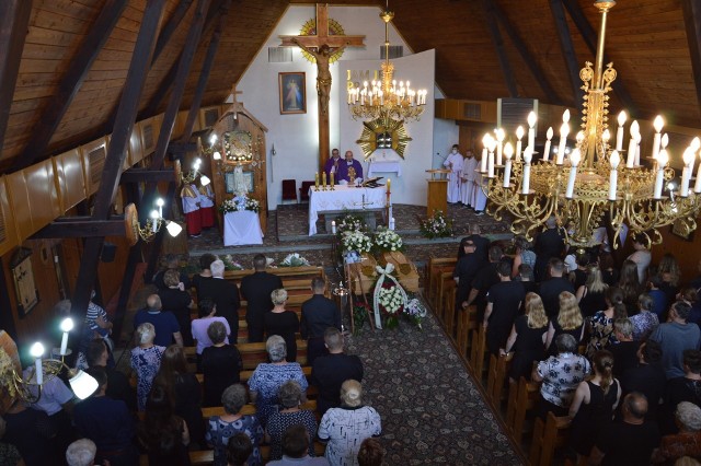 Msza pogrzebowa tragicznie zmarłych małżonków w kościele  Matki Bożej Bolesnej w Przędzelu koło Niska miała miejsce w upalny czwartek i zgromadziła ogromną liczbę uczestników ostatniego pożegnania.