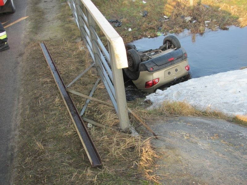 Łazy. Nissan zjechał z mostu i wpadł do rzeczki (zdjęcia)