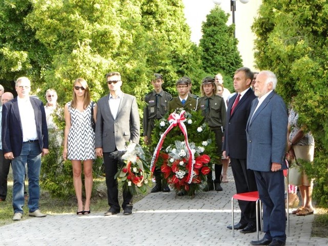 Obchody odbyły się pod pomnikiem Ofiar Okupacji Hitlerowskiej na Placu Marszałka Józefa Piłsudskiego przed budynkiem dworca PKP.