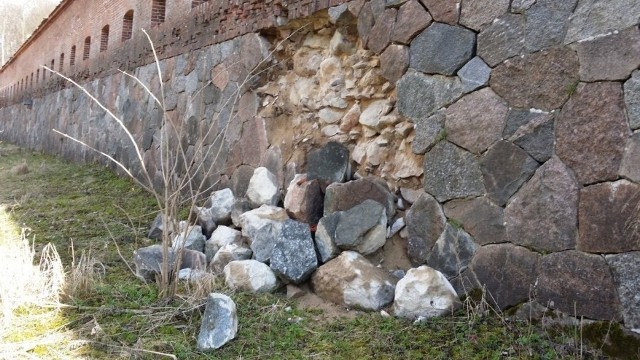 Mur Carnota to ceglany mur obronny ze strzelnicami, stosowany w fortyfikacji pierwszej połowy XIX wieku lokalizowany na stoku wału obronnego lub u jego podnóża w rowie fortecznym.