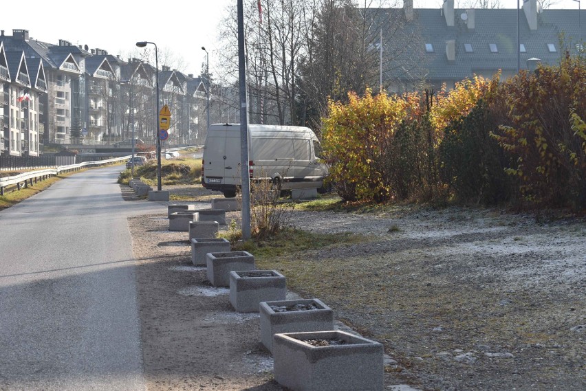 Zakopane. Miejsca parkingowe zniknęły. Zastawione zostały betonowymi donicami