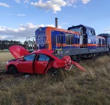 Groźny wypadek na torach w Bogaczowie. Kobieta prowadząca chevroleta wjechała wprost pod pociąg 