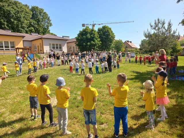 W całym przedszkolu numer 1 w Przysusze, podczas festynu, było wesoło, kolorowo i tanecznie.