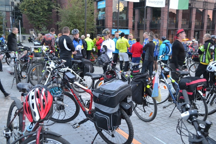 Night Biking Jaworzno: Ok. 250 osób wzięło udział w niedzielnym rajdzie rowerowym [ZDJĘCIA]