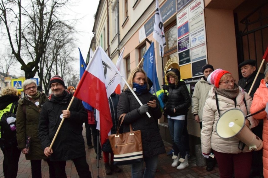 Protest KOD przed sądem w Suwałkach