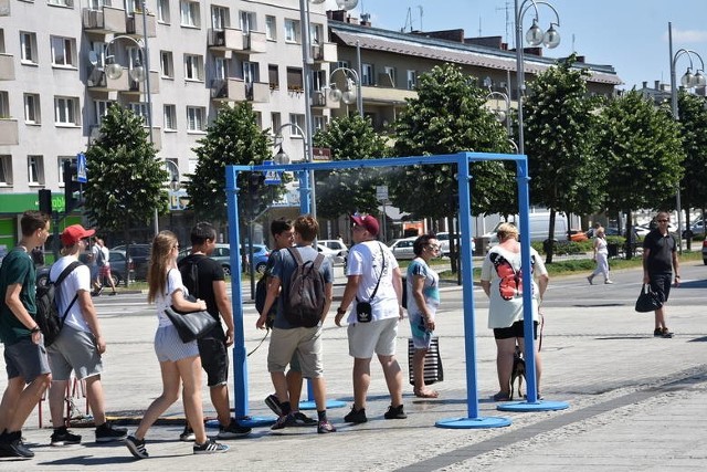 W czasie upały można schłodzić się w kurtynie wodnej. Mieszkańcy miast często z nich korzystają