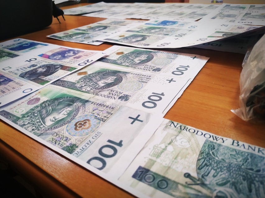 Fałszerstwo pieniędzy w gminie Sztabin. 56-latek drukował banknoty na domowej drukarce. Grozi mu nawet 25 lat [ZDJĘCIA]