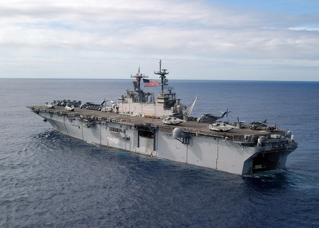 USS Kearsarge może przenosić do 26 helikopterów US Navy