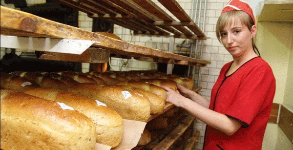 Monika Szulc, uczennica, sprzedaje chleb w Piekarni "Drzewiańska" w Koszalinie. Bochenek razowego kosztuje 3 zł. Od poniedziałku będzie droższy. O ile? Decyzja zapadnie w poniedziałek rano.