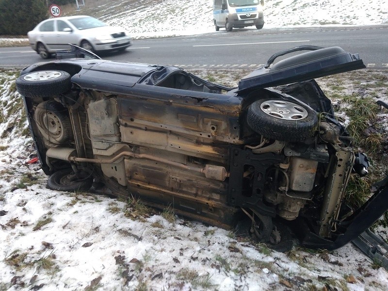 Wypadek za Nową Wsią Lęborską. Kierowca wpadł w poślizg i...