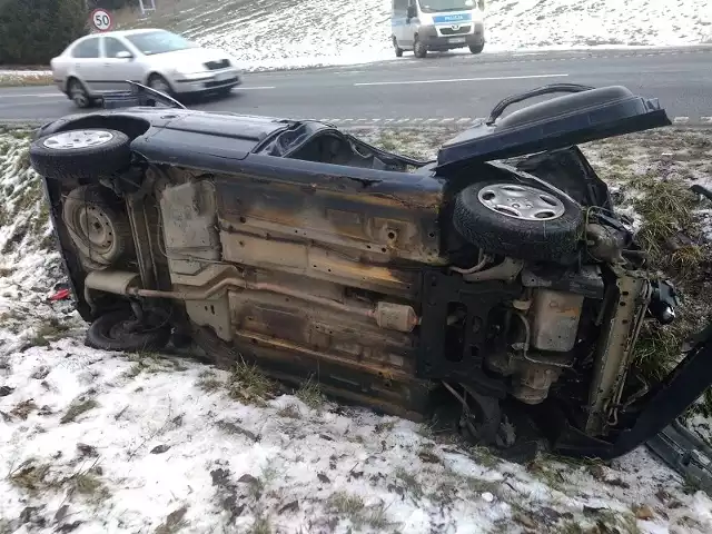 Wypadek za Nową Wsią Lęborską. Kierowca wpadł w poślizg i dachował.