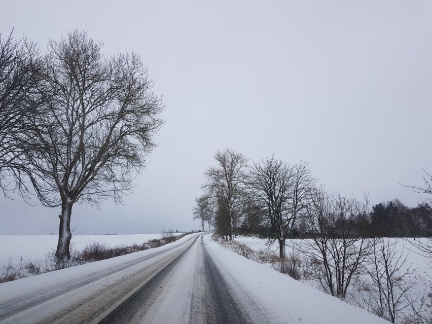 Trudne warunki drogowe na Kaszubach. Zaśnieżona droga 211 [ZDJĘCIA]